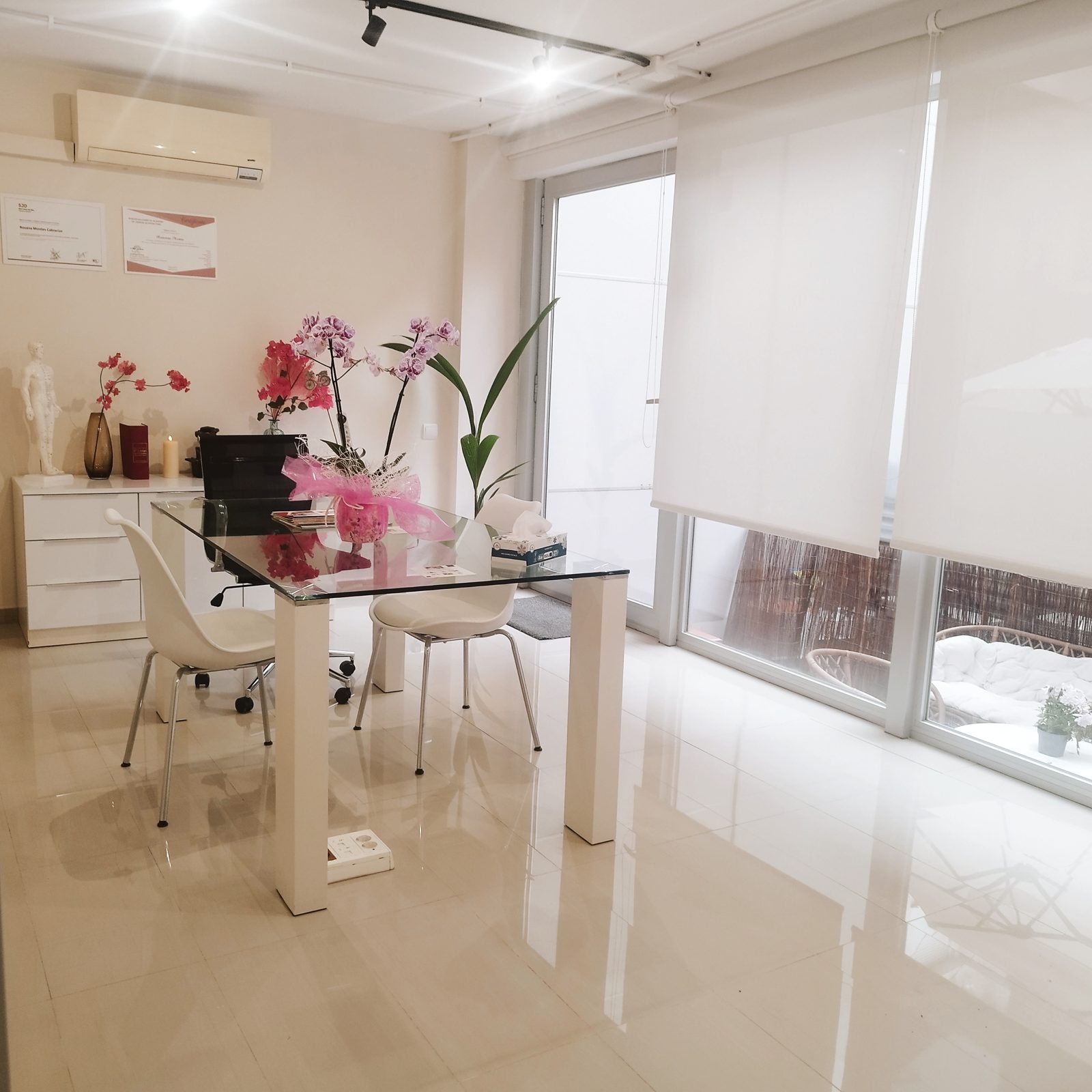 Zona de consulta con flores frescas
