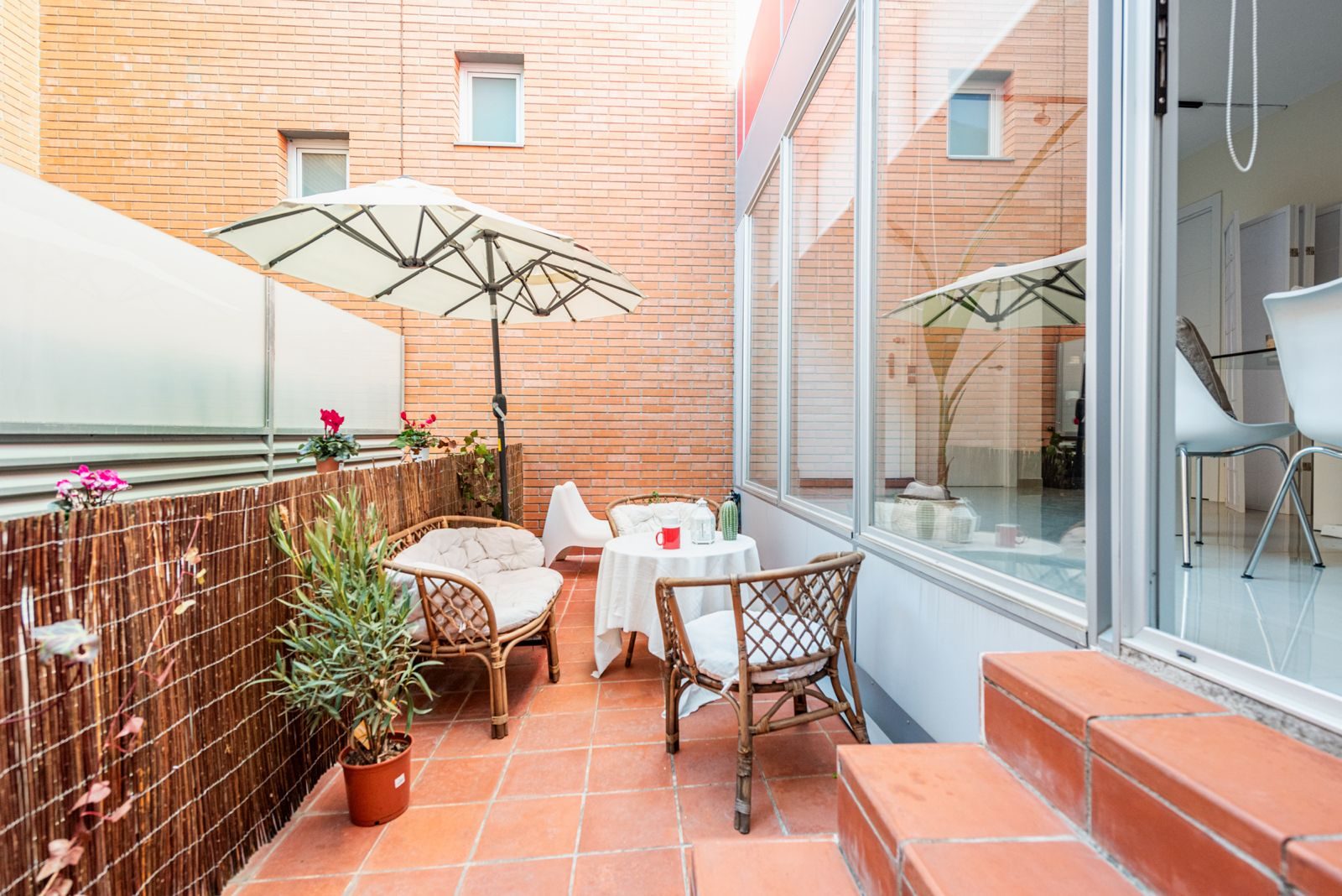 Terraza exterior de la consulta